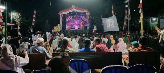 Warga BCA & GPT RW 12 Tonjong Rayakan Malam Puncak HUT RI ke 79, Panitia Tebar Hadiah
