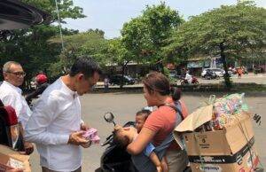 Selaras Dengan Program Presiden Terpilih, Calon Wakil Bupati Bogor Jaro Ade Bagi-Bagi Susu Gratis