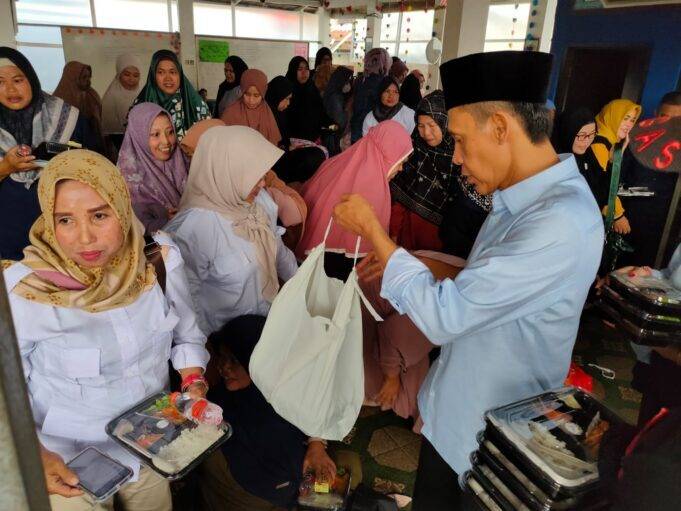 Sapa Warga Kemang, Paslon Rudy – Jaro Ade Siap Atasi Problem Sampah dan Pengangguran