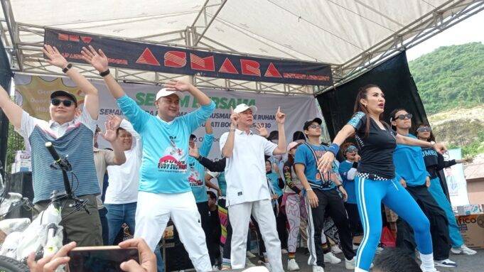 Ikut Senam Relawan DRS di Goa Lalay, Ribuan Emak-emak Dukung Cabup Rudy Susmanto jadi Bupati Bogor