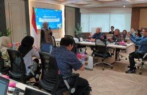 Pegawai D3 Kemenparekraf Ikuti Bimtek Penyusunan Laporan Efektif Bersama JIP Bimtek Penyusunan Laporan Efektif disampaikan tiga pemateri dari Jurnalis Indonesia Peduli (JIP) untuk pegawai Deputi Bidang Pengembangan Destinasi dan Infrastruktur (D3) di Gedung Sapta Pesona, Kemenparekraf, Gambir, Jakarta Pusat, pada Kamis (24/10/2024). (JIP)