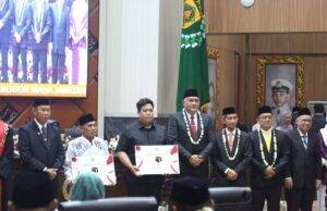 Sungguh Mulia, Ketua DPRD Rudy Susmanto Gunakan Gaji Terakhirnya untuk Berangkatkan Umrah Dua Pegawai
