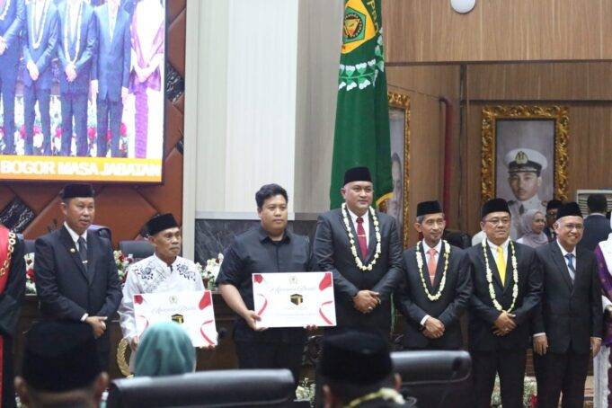 Sungguh Mulia, Ketua DPRD Rudy Susmanto Gunakan Gaji Terakhirnya untuk Berangkatkan Umrah Dua Pegawai