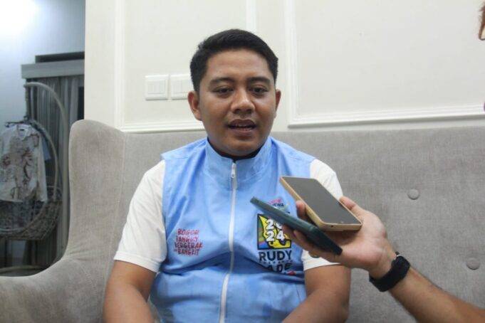 Cabup Bogor Rudy Susmanto Selalu Dikerumuni Warga Saat Sosialisasi ke Kecamatan Babakan Madang, Ternyata Ini Alasannya