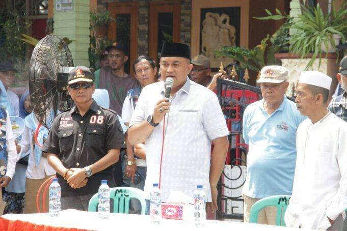 Sapa Warga Pabuaran Cibinong, Cabup Rudy Susmanto Berikan Bantuan 400 Sak Semen dan 2 Truk Molen Beton