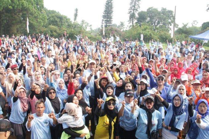 Cabup Bogor Rudy Susmanto Senam Bareng Ribuan Emak-emak di Tamansari, Warga: Masih Muda Ganteng Lagi