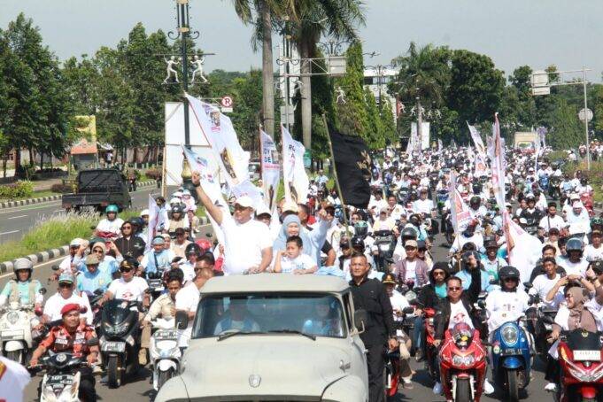 Kampanye Terakhir, Cabup Bogor Rudy Susmanto Diarak Ribuan Relawan Menuju Sentul
