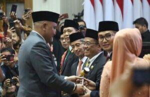 Ketua DPRD Kabupaten Bogor Sementara, Rudy Susmanto Serahkan Palu Kepemimpinan DPRD Kepada Sastra Winara