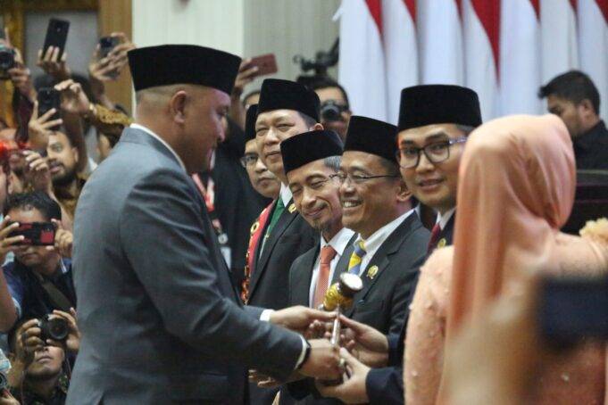 Ketua DPRD Kabupaten Bogor Sementara, Rudy Susmanto Serahkan Palu Kepemimpinan DPRD Kepada Sastra Winara