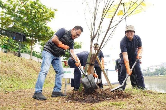 Jaga Kelestarian Alam, PLN Bersama Pemprov DKI Jakarta Beraksi Tanam 100 Pohon di Waduk Brigif