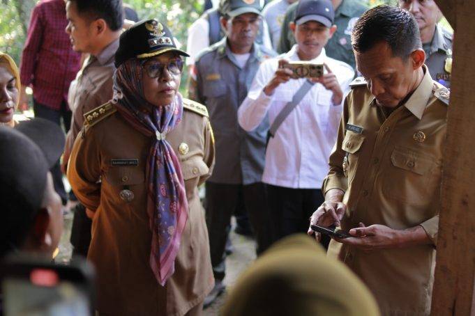 Jaro Ade Tinjau Lokasi Bencana di Sukajaya, 2 Rumah Rusak Langsung Dapat Perbaikan