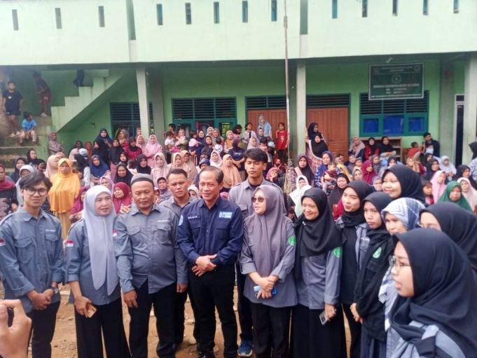 Longsor Kawungluwuk, Menteri LHK Hanif Faisol dan Cisadane Resik Gelar Tanam Pohon Cisadane Resik mendesak Hanif Faisol Nurofiq agar bisa menetapkan dengan tegas batas kawasan Taman Nasional Gunung Halimun Salak (TNGHS) yang merupakan kawasan konservasi air yang sangat vital. (Cisadane Resik)