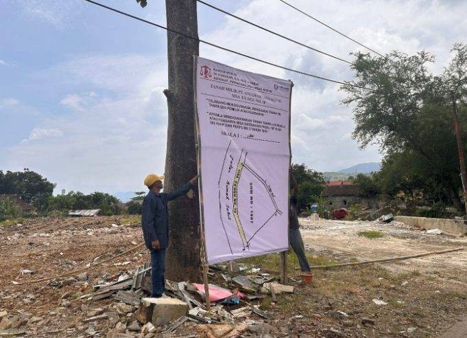 Diduga Eksekusi Lahan Keluar Objek, Kuasa Hukum Pasang Plang di Cangehgar Palabuhanratu