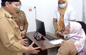 Pj Bupati Bogor Bachril Bakri Tinjau Pengecekan Kesehatan Gratis di Puskesmas Cimandala