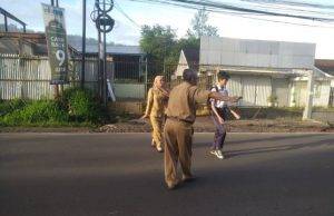 Wakasek SMP Negeri 02 Cibadak Bantu Siswa Menyebrang Jalan, Orang Tua Siswa Berharap Pemerintah Bantu Sarana dan Prasarana Alat Penyebrangan