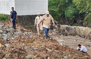 Bupati Bogor Rudy Susmanto Mencari Penyebab Banjir di Desa Cijayanti Bupati Bogor Rudy Susmanto. (ist)