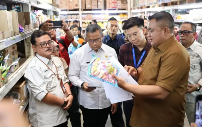Gerak Cepat Bupati Bogor Rudy Susmanto Sidak Peredaran Jajanan yang Mengandung Unsur Babi Bupati Bogor Rudy Susmanto. (ist)