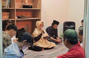 Reformasi Sejati Lahir dari Solidaritas: Antara Mereka yang Berkeringat di Jalan, di Pabrik, dan di Ruang-Ruang Sunyi Perjuangan Detti Artsanti saat halal bi halal Idul Fitri 2025 di kantor Yayasan 98 Peduli di kawasan Tebet, Jakarta Selatan. Detti Arsanti saat halal bi halal Idul Fitri 2025 di kantor Yayasan 98 Peduli di kawasan Tebet, Jakarta Selatan.