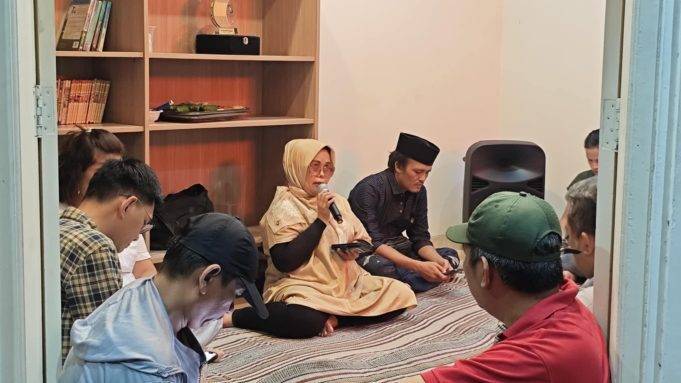 Reformasi Sejati Lahir dari Solidaritas: Antara Mereka yang Berkeringat di Jalan, di Pabrik, dan di Ruang-Ruang Sunyi Perjuangan Detti Artsanti saat halal bi halal Idul Fitri 2025 di kantor Yayasan 98 Peduli di kawasan Tebet, Jakarta Selatan. Detti Arsanti saat halal bi halal Idul Fitri 2025 di kantor Yayasan 98 Peduli di kawasan Tebet, Jakarta Selatan.
