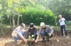 Milad PAKSI EXTRASS-55, Lakukan Aksi Bersih-Bersih dan Penanaman Pohon Dalam Rangka Darurat Save Sukabumi Utara