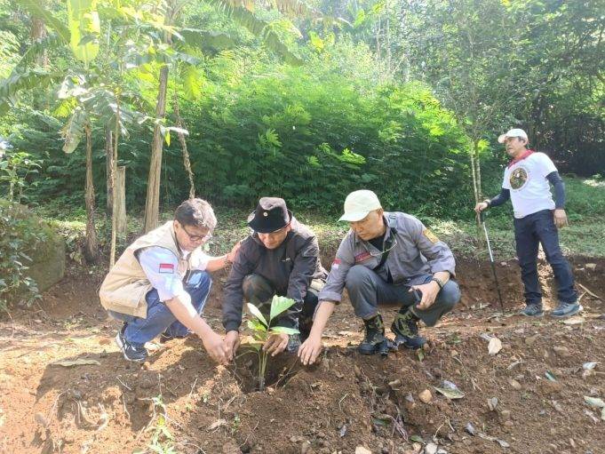 Milad PAKSI EXTRASS-55, Lakukan Aksi Bersih-Bersih dan Penanaman Pohon Dalam Rangka Darurat Save Sukabumi Utara
