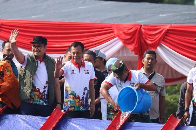 Wakil Bupati Bogor Ade Ruhandi Pimpin Kegiatan Penebaran Benih Ikan Sekaligus Menggaungkan Gerakan Masyarakat Makan Ikan