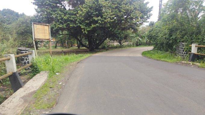 Antisipasi Kerawanan di Tikungan Depan Perumahan Parung Hijau Dua, Camat Tajurhalang Diterangi dan Dibersihkan Jalan
