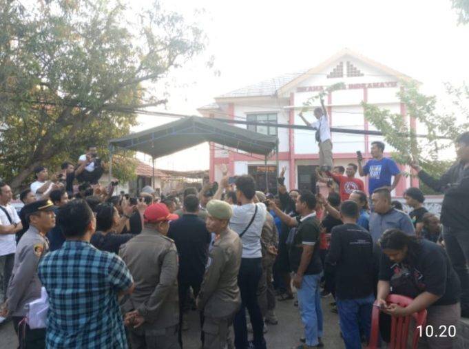 Paksa Pengosongan Gedung Pers Indramayu, Wartawan Pukul Mundur Satpol PP
