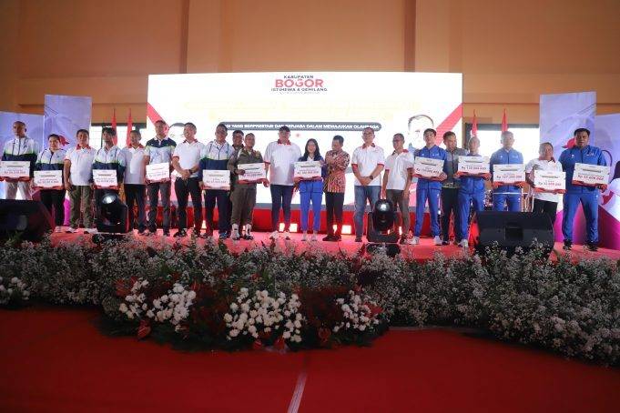 Apresiasi Atlet, Bupati Bogor Serahkan Bonus untuk Pejuang Olahraga Daerah