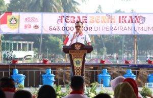 Wabup Ade Ruhandi Tebar Ribuan Benih Ikan di Situ Plaza Cibinong