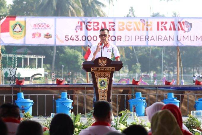 Wabup Ade Ruhandi Tebar Ribuan Benih Ikan di Situ Plaza Cibinong