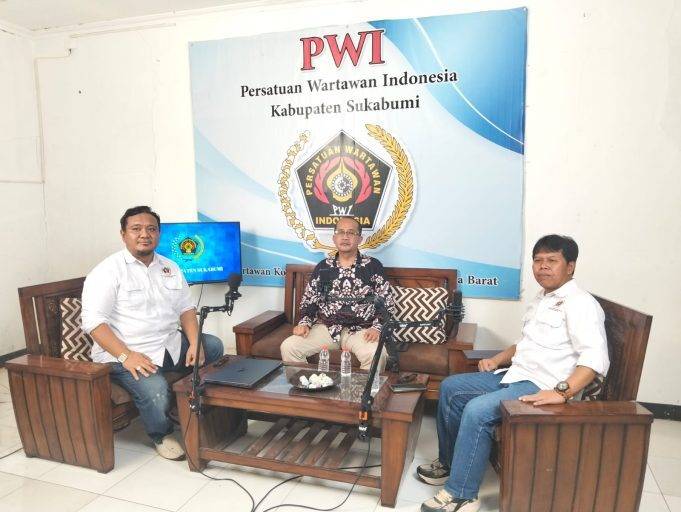 PWI Kabupaten Sukabumi dan Widal Creatif Media, Luncurkan Syuting Perdana Podcast “Klarifikasi”, Hadirkan Tokoh dan Pakar