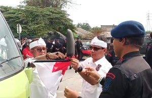 SMSI Bersama Aliansi Ormas Bekasi dan Brimob Bagikan 2 Ribu Bendera Merah Putih untuk Pengendara Jalan