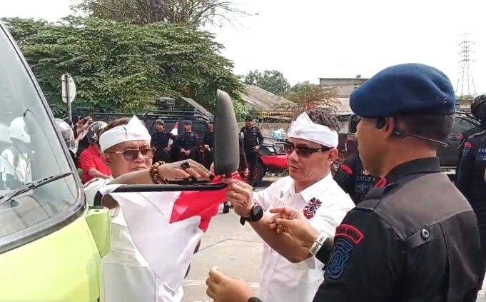 SMSI Bersama Aliansi Ormas Bekasi dan Brimob Bagikan 2 Ribu Bendera Merah Putih untuk Pengendara Jalan
