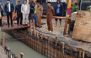 Was-Was Takut Pemborong Tak Bertanggung Jawab, Warga Pakujaya Permai Ramai-Ramai Minta Jaminan Keselamatan ke SDABMBK Kota Tangsel