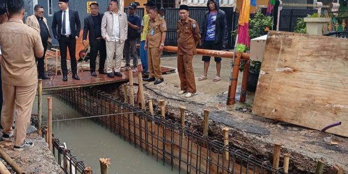 Was-Was Takut Pemborong Tak Bertanggung Jawab, Warga Pakujaya Permai Ramai-Ramai Minta Jaminan Keselamatan ke SDABMBK Kota Tangsel