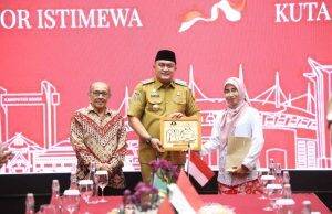 Bupati Bogor Rudy Susmanto Beri Penghargaan Kepada Tokoh Inspiratif Kabupaten Bogor