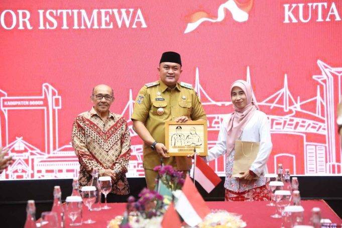Bupati Bogor Rudy Susmanto Beri Penghargaan Kepada Tokoh Inspiratif Kabupaten Bogor