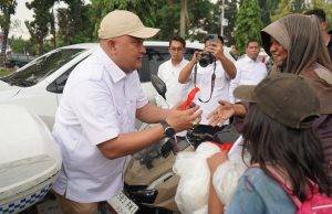 Jelang HUT Ke-80 Kemerdekaan RI, Bupati Bogor Rudy Susmanto Bagi-Bagi Bendera Merah Putih
