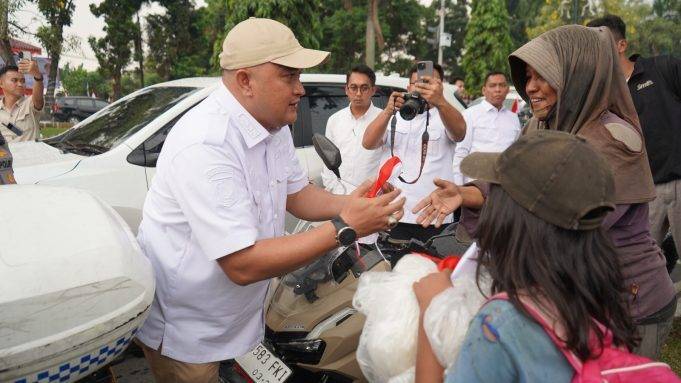 Jelang HUT Ke-80 Kemerdekaan RI, Bupati Bogor Rudy Susmanto Bagi-Bagi Bendera Merah Putih