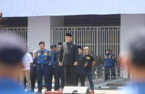 Libatkan Petugas Pemadam Kebakaran, Bupati Bogor Pimpin Pengibaran Sang Saka Merah Putih di Dinding Stadion Pakansari