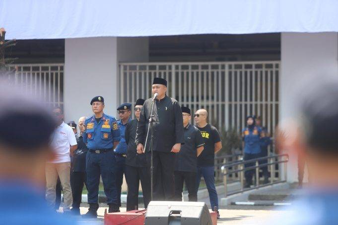 Libatkan Petugas Pemadam Kebakaran, Bupati Bogor Pimpin Pengibaran Sang Saka Merah Putih di Dinding Stadion Pakansari