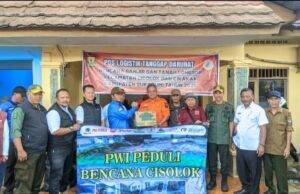 Meringankan Beban Pasca Banjir, PWI Peduli Bersama Perhutani Salurkan Bantuan Kepada Masyarakat Cisolok