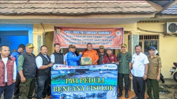 Meringankan Beban Pasca Banjir, PWI Peduli Bersama Perhutani Salurkan Bantuan Kepada Masyarakat Cisolok