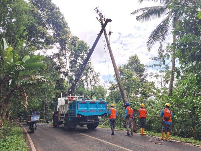 PLN Gerak Cepat Pulihkan Kelistrikan Pasca Longsor di Nyalindung Kabupaten Sukabumi