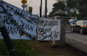Protes Jalan Berlubang, Warga Kemang Pasang Spaduk di Pinggir Jalan