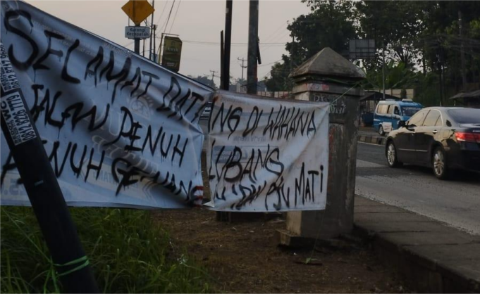 Protes Jalan Berlubang, Warga Kemang Pasang Spaduk di Pinggir Jalan