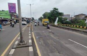 Berbulan-bulan Dibiarkan, Jalan Berlubang di Sekitar RS FMC Ancam Nyawa Pengguna Jalan