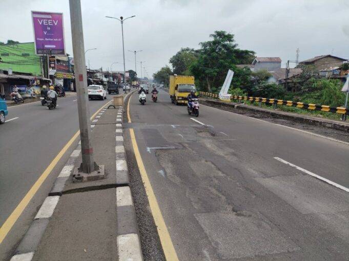Berbulan-bulan Dibiarkan, Jalan Berlubang di Sekitar RS FMC Ancam Nyawa Pengguna Jalan