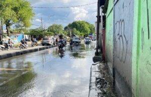 Langganan Banjir, Jalan Raya Kemang Ancam Nyawa Pengguna Jalan, Pemerintah Cuek Aja